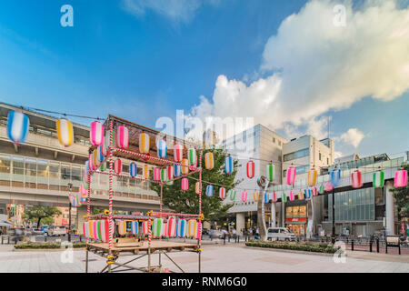 Vue sur la place en face de la gare de Nippori décorée pour l'Obon festival à l'été avec un tour de yagura et lanternes en papier dans l'une Banque D'Images