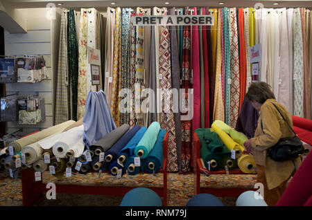 Woman shopping for le tissu des rideaux, Tissus Reine, 3-5, Place St Pierre, 75018 Paris Banque D'Images