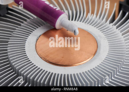 L'application de la pâte thermique sur la surface du dissipateur de chaleur Banque D'Images