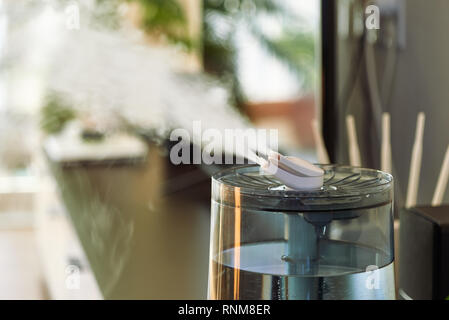 Humidificateur à vapeur froide par ultrasons pour la maison sur une table Banque D'Images