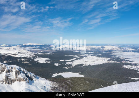 Vue depuis le sommet de la montagne enneigée Savin Kuk pour le Lac noir recouvert de neige Banque D'Images