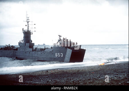 Un réservoir de navire de débarquement de la marine coréenne s'approche de la plage lors de l'exercice Team Spirit 82. Banque D'Images