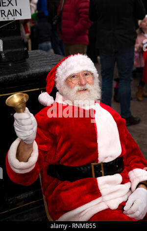 Royaume-uni, Angleterre, dans le Lancashire, Bury, East Lancashire Railway Bolton Street Station, le Père Noël cloche qui sonne sur la plate-forme Banque D'Images