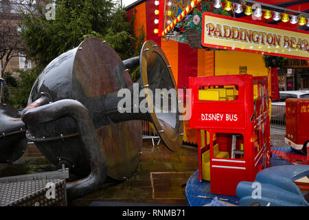 Royaume-uni, Angleterre, dans le Lancashire, Ramsbottom, Bridge Street, Vase incliné chez les enfants sculpture's fête foraine manèges Banque D'Images