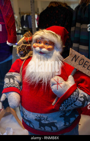 Royaume-uni, Angleterre, dans le Lancashire, Ramsbottom, Bridge Street, Santa Claus shop décoration de fenêtre Banque D'Images