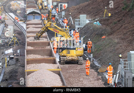 Projet d'amélioration du réseau de rails sur la ligne de chemin de fer de Londres à Brighton continue. Les travaux d'amélioration sur la ligne principale de Brighton sont un élément clé d'un £300 millions programme financé par le gouvernement pour s'attaquer à des points de retard et stimuler l la fiabilité du réseau ferroviaire dans le sud-est, y compris l'élargissement du réseau Thameslink. La ligne principale de Brighton est un itinéraire ferroviaire, reliant l'aéroport de Gatwick et la côte sud avec Londres, et est utilisé par 300 000 personnes chaque jour. 19 février 2019 Banque D'Images