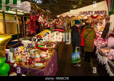 Royaume-uni, Angleterre, dans le Lancashire, Rawtenstall, Marché Couvert à Noël, les clients à l'étal du boucher Banque D'Images