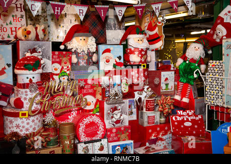 Royaume-uni, Angleterre, dans le Lancashire, Rawtenstall, marché plein air à Noël, la carte d'affichage de marchandises de Noël cabane Banque D'Images