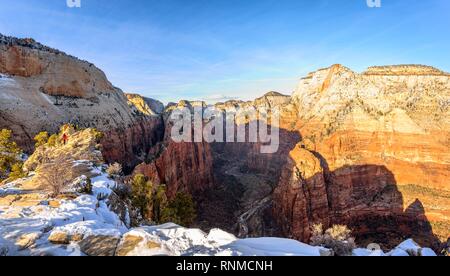 Avis de Angels Landing vers Zion Narrows sur Virgin River, Zion Canyon, Angels Landing Trail, en hiver, le paysage de montagne Banque D'Images