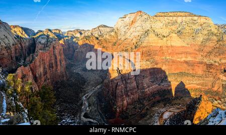 Avis de Angels Landing vers Zion Narrows sur Virgin River, Zion Canyon, Angels Landing Trail, en hiver, le paysage de montagne Banque D'Images