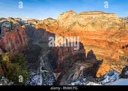 Avis de Angels Landing vers Zion Narrows sur Virgin River, Zion Canyon, Angels Landing Trail, en hiver, le paysage de montagne Banque D'Images