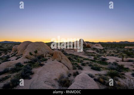 Coucher de soleil, paysage avec des rochers de granit ronds, des formations rocheuses, réservoir Blanc Camping, parc national de Joshua Tree, Desert Centre Banque D'Images