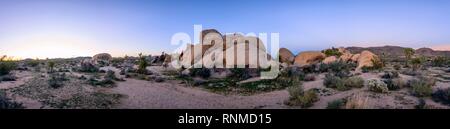 Paysage du désert au coucher du soleil, des rochers de granit massif ronde, formations rocheuses, réservoir Blanc Camping, Joshua Tree National Park Banque D'Images