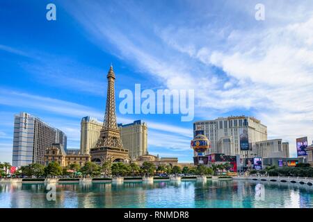 Reconstruit la Tour Eiffel, Paris Hotel et le lac en face de l'hôtel Bellagio, Las Vegas Strip, Las Vegas, Nevada, USA Banque D'Images