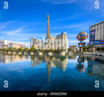 Reconstruit la Tour Eiffel, Paris Hotel et le lac en face de l'hôtel Bellagio, Las Vegas Strip, Las Vegas, Nevada, USA Banque D'Images