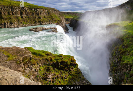 Gullfoss (Chutes d'Or) cascade sur la rivière Hvítá, une attraction touristique populaire et une partie de la Route Touristique du Cercle d'or dans le sud-ouest de l'Islande, S Banque D'Images