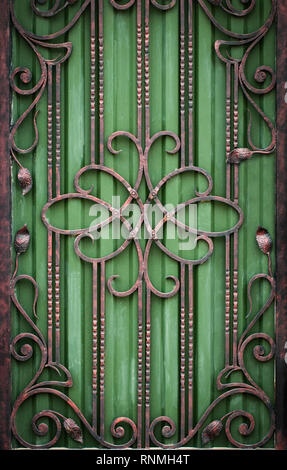 Beaux éléments métalliques décoratifs faux portes en fer forgé. Banque D'Images