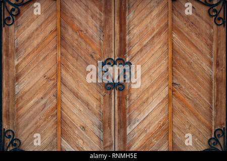 Porte en bois avec des éléments en fer forgé close up. Banque D'Images