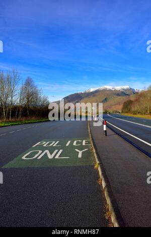 Seule la police de stationnement dans une mise en route sur l'A66 dans le Lake District, Cumbria, England, UK Banque D'Images