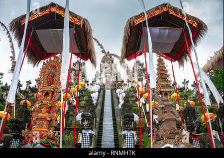 Penetaran Pura Agung Temple de Lempuyang, considéré comme l'un des "six sanctuaires du monde'. Portails Temple encadré par des poteaux Penjor traditionnels Banque D'Images
