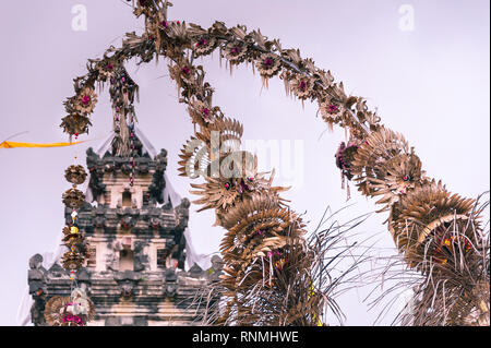 Penetaran Pura Agung Temple de Lempuyang, considéré comme l'un des "six sanctuaires du monde'. Décorations ornent l'entrée de split ou 'candi bentar' Banque D'Images