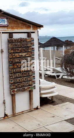 Inscrivez-vous sur beach hut cafe au bord de la promenade près du château de Fuengirola sur la Costa del Sol Banque D'Images