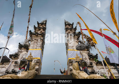 Penetaran Pura Agung Temple de Lempuyang, considéré comme l'un des "six sanctuaires du monde'. Décorations ornent l'entrée de split ou 'candi bentar' Banque D'Images