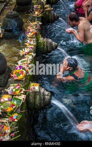 Les gens prient et se purifier à l'eau saint Temple Tirta Empul. La purification rituelle a été effectuée ici depuis sa fondation en 962 A.D. Banque D'Images