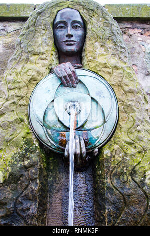 L'œuvre de Malvina, diffuseur d'eau publique Malvern. UK. Banque D'Images