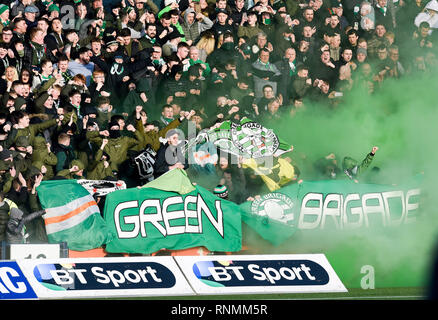 Le groupe-brigade verte de Celtic supporters lors du match de championnat écossais de Ladbrokes Rugby Park, Kilmarnock. Banque D'Images