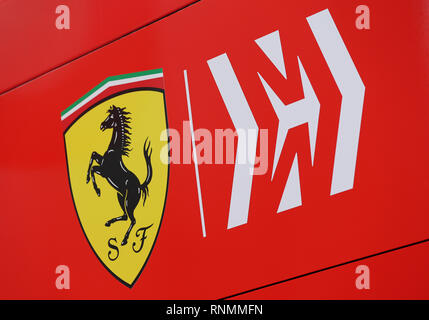 Une vue de la Ferrari Logo pendant deux jours d'essais de pré-saison au circuit de Barcelona-Catalunya. Banque D'Images