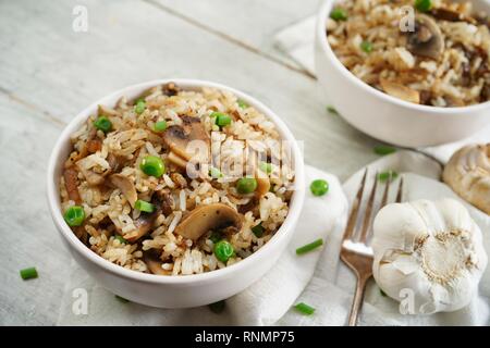 Riz Pilaf Mashroom fait maison ou dans un bol de près, selective focus Banque D'Images