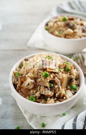 Riz Pilaf Mashroom fait maison ou dans un bol de près, selective focus Banque D'Images