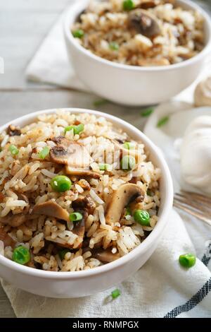 Riz Pilaf Mashroom fait maison ou dans un bol de près, selective focus Banque D'Images