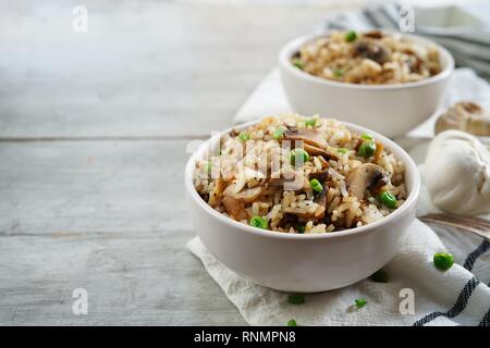 Riz Pilaf Mashroom fait maison ou dans un bol de près, selective focus Banque D'Images