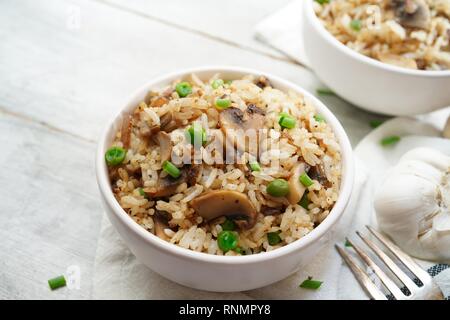 Riz Pilaf Mashroom fait maison ou dans un bol de près, selective focus Banque D'Images