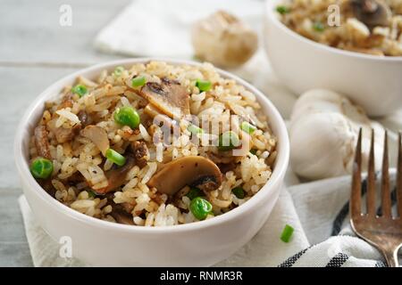 Riz Pilaf Mashroom fait maison ou dans un bol de près, selective focus Banque D'Images