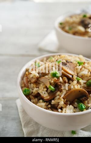 Riz Pilaf Mashroom fait maison ou dans un bol de près, selective focus Banque D'Images