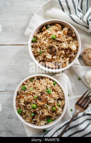 Riz Pilaf Mashroom fait maison ou dans un bol de près, selective focus Banque D'Images