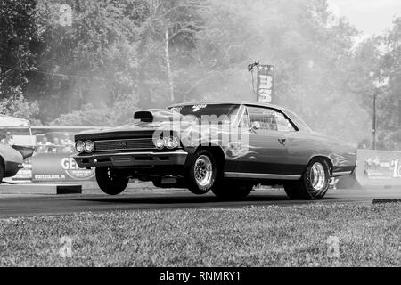 Vieux hot rods course à un drag strip Banque D'Images