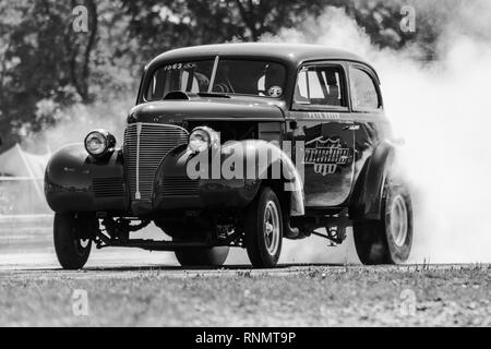 Vieux hot rods course à un drag strip Banque D'Images