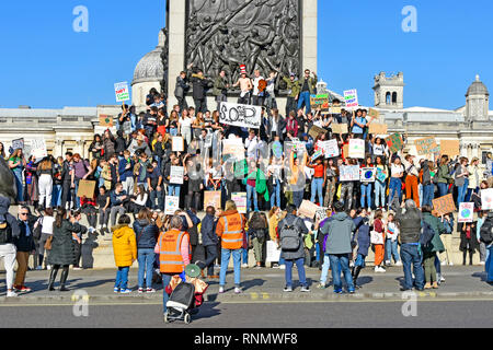 Des groupes d'adolescents d'enfants d'école manquent l'école pour frapper et protester contre le changement climatique vague étiquette et chant de Nelsons Column Londres Angleterre Royaume-Uni Banque D'Images