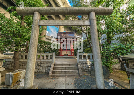 Kabuto sanctuaire shinto (Jinja) 兜神社 situé sous une autoroute près de la Bourse de Tokyo. Consacre Uka-no-mitama-no-mikoto (倉稲魂命) divinité de commerce Banque D'Images