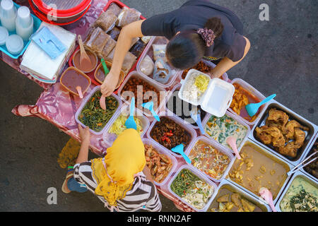 Kota Kinabalu Sabah Malaisie - Jun 17, 2016 : Street food vendor vendre Malaysian accueil plats cuisinés pour briser rapidement au cours du mois de Ramadan au st Banque D'Images