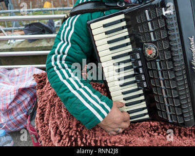 Joueur d'accordéon sur Hungerford Bridge Banque D'Images