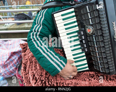 Joueur d'accordéon sur Hungerford Bridge Banque D'Images