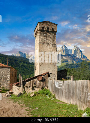La tour médiévale en pierre maisons d'Lashtkhveri Svaneti, village dans les montagnes du Caucase, Upper Svaneti, Samegrelo-Zemo Svaneti, Mestia, Georgia. Unesco un Banque D'Images