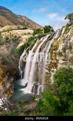 Photos et Images de la tombe de l'eau Tortum, Vallée Coruh, Erzurum dans l'Est de l'Anatolie, la Turquie. L'eau Tortum falls sont les plus grandes de la turquie Banque D'Images