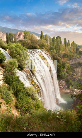 Photos et Images de la tombe de l'eau Tortum, Vallée Coruh, Erzurum dans l'Est de l'Anatolie, la Turquie. L'eau Tortum falls sont les plus grandes de la turquie Banque D'Images