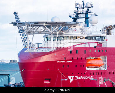 Technip offshore profond explorer avec un navire d'approvisionnement et de pont de navire amarré dans le port de la plate-forme hélicoptère, Leith, Edinburgh, Ecosse, Royaume-Uni Banque D'Images